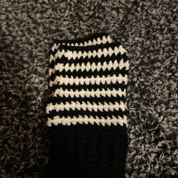 White and black cat Bennie - Picture 3 of 6